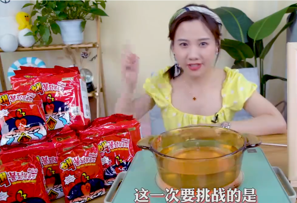 密子君挑战5包12000倍辣度火鸡面,刚吃几口就流眼泪,直言:受不了