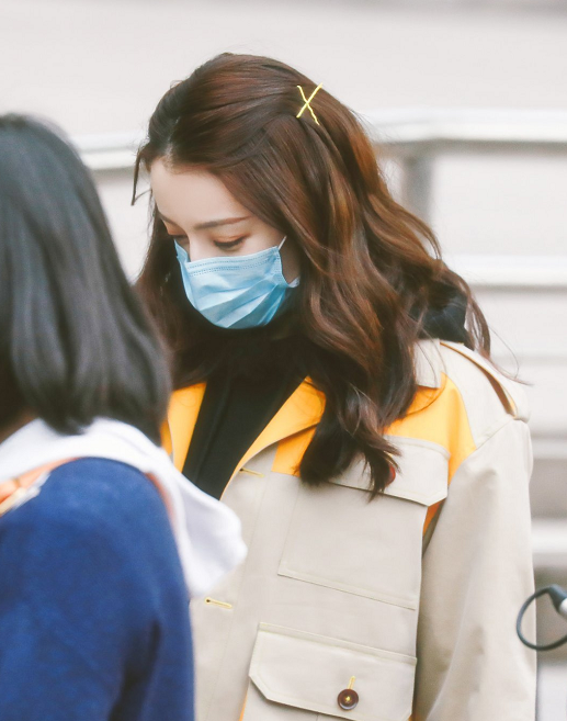 迪丽热巴"x型发卡"火了,得知真实价格后,买得起的明星同款