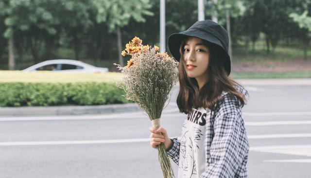 如果给他发信息不回,打电话不接,那就不要再固执的找他了