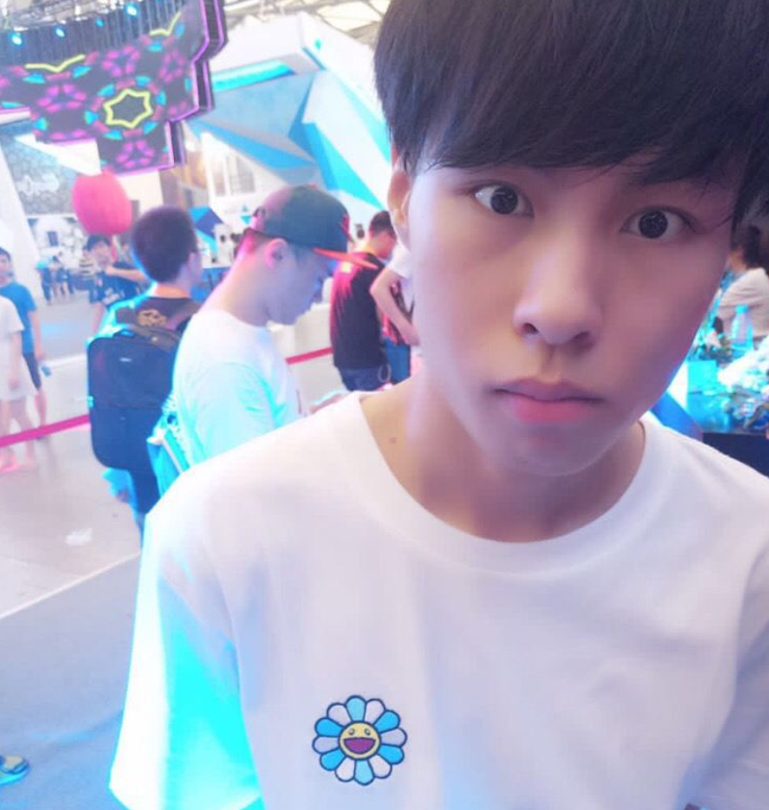 主播包子透漏:轻松日入1万,难怪有演员