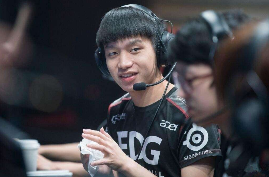 厂长直播谈s9世界赛:karsa是世界顶尖打野选手,看好rng!