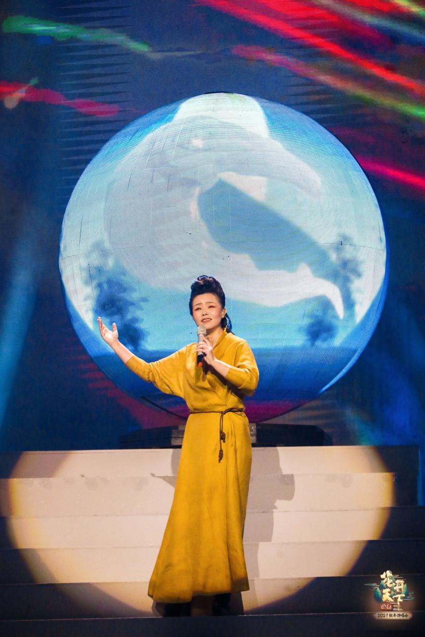 华服大秀续千年之约,花开新年演唱会龚琳娜挑战人嗓极限