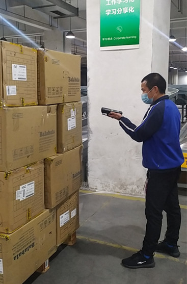 2月24日,黎洪波在仓库里认真清点货物.