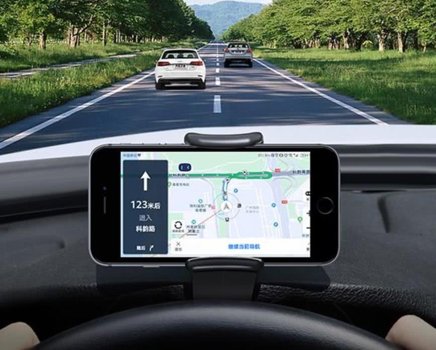 开车用手机导航时,手机放哪里最安全?建议你最好这样做!