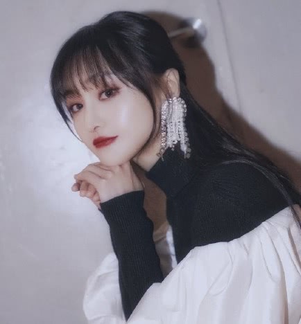 郑爽新造型曝光:黑白灯笼袖连衣裙搭珍珠流苏耳环,网友:好a