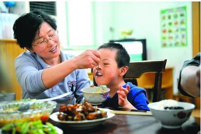 女儿跟奶奶生活4个月,体积变化大让妈妈不淡定,网友:吃饲料吗