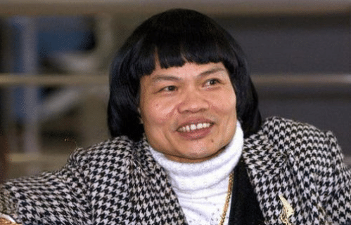 他是港坛"最丑"男星,中年出道被星爷捧红,今儿子帅到不像亲生