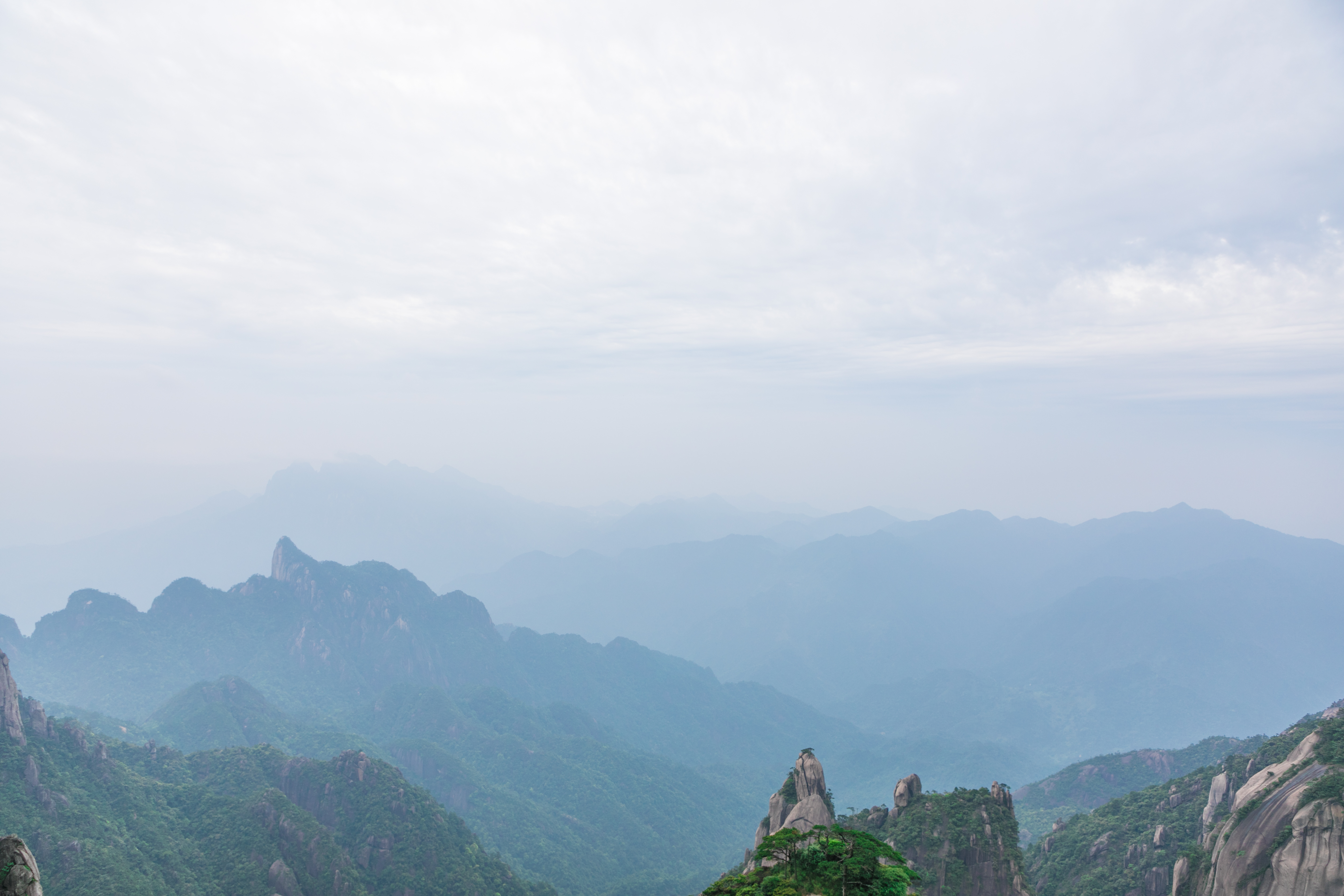 乘坐缆车到达半山腰,沿着悬崖栈道行走一个半小时,看到一侧的风景
