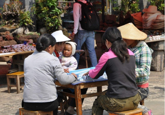 舅舅,带娃,打麻将,孩子,背篓