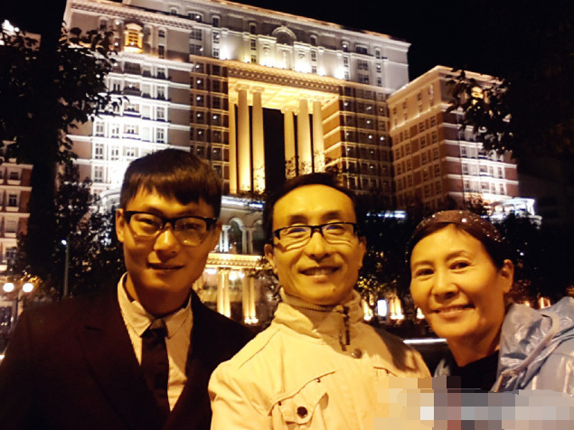 巩汉林出席开幕式,父子罕见同框长相神似,34岁巩天阔已娶妻生子