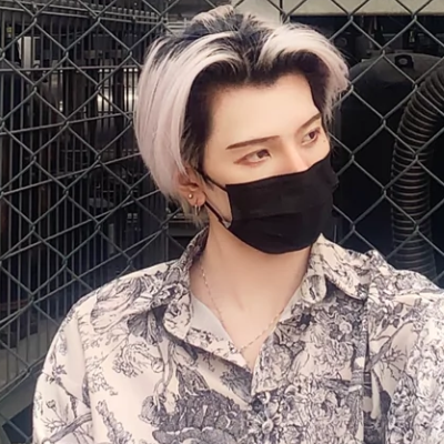 七鹤大人理发店晒新发型,谁注意他拿手机的姿势?一般人真办不到