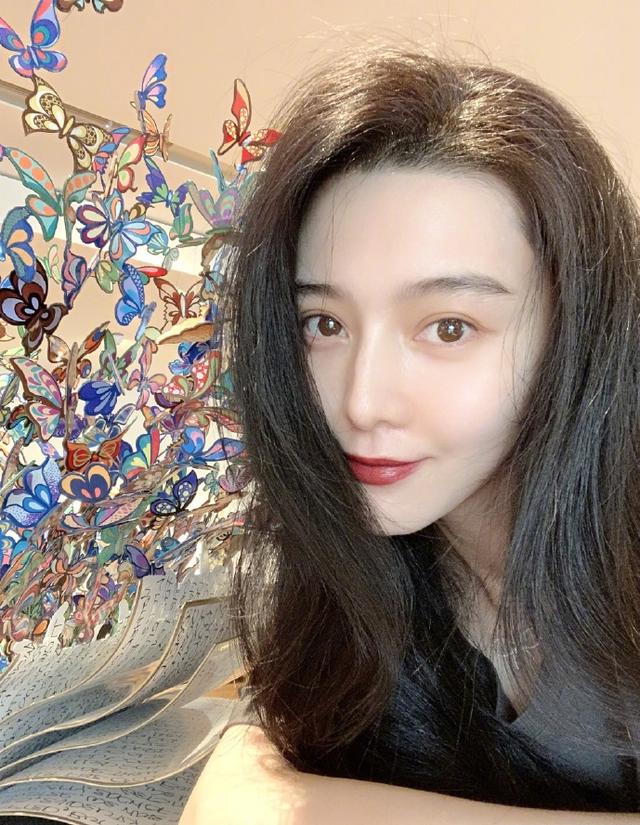 范冰冰再登时尚杂志,只在镜中露脸太别致,路人口碑仍难逆转?