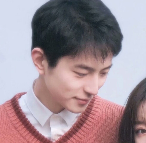 超火"双人"情侣头像:哪有什么错过的人,会离开的都是路人