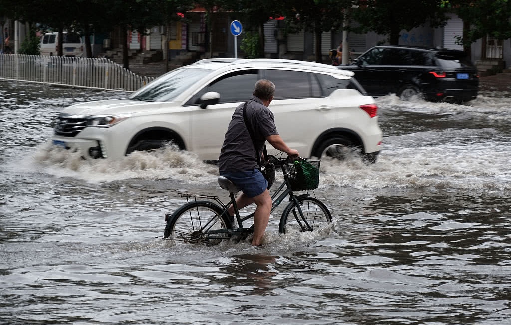 沈阳遭遇强降雨天气,市民雨中涉水前行!
