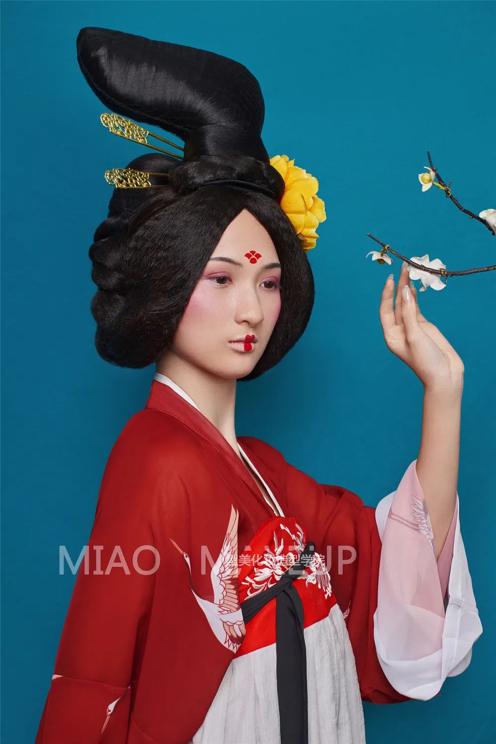 在头顶的发区 最后我们选择一款 云顶髻的发髻固定在刚刚的假发包上