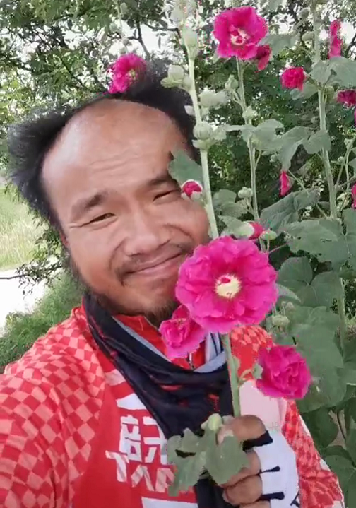 90后小伙骑行15个月后变"50后大爷"!网友:中途换了亲爹上阵吗-看点快