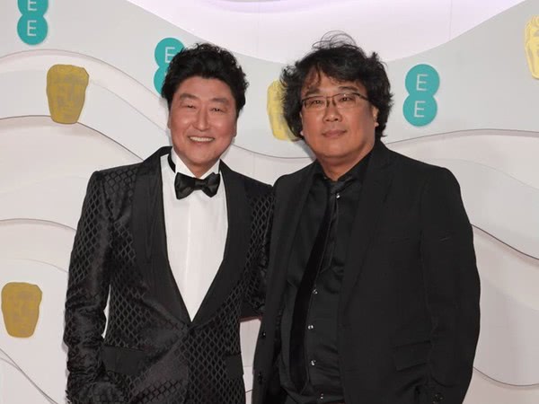《寄生上流》再夺英奥斯卡 奉俊昊众人前谢宋康昊