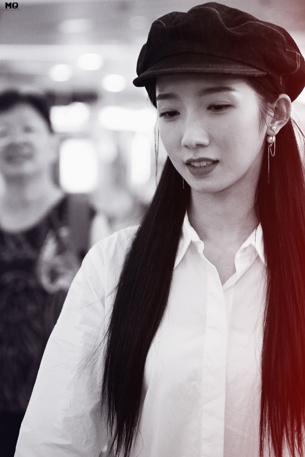 孟美岐高清壁纸,戴着贝雷帽复古范,低头一笑清新动人