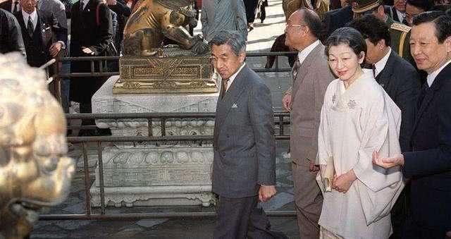 日本天皇初次来访华,请求撤掉晚宴上的一道菜,却遭到中方严肃的拒绝!