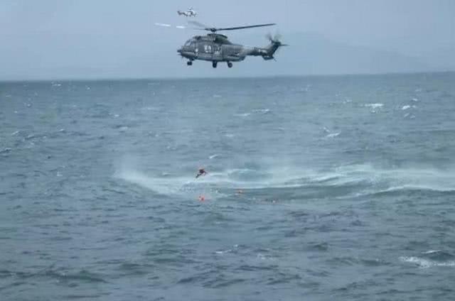 从飞机跳下来掉进海里,生存的几率有多大?看完长见识了