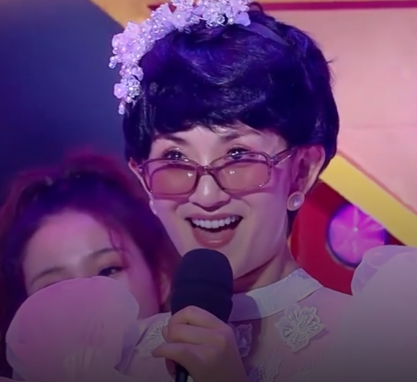 谢娜模仿能力有多强?首次尝试李谷一造型,简直就是复制粘贴