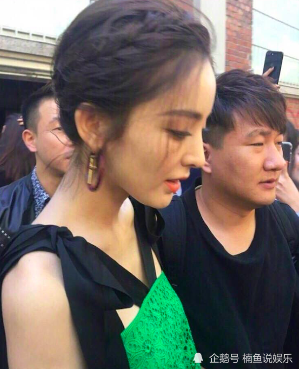 路人镜头下的古力娜扎,照片拍模糊了都这么美,生图好惊艳