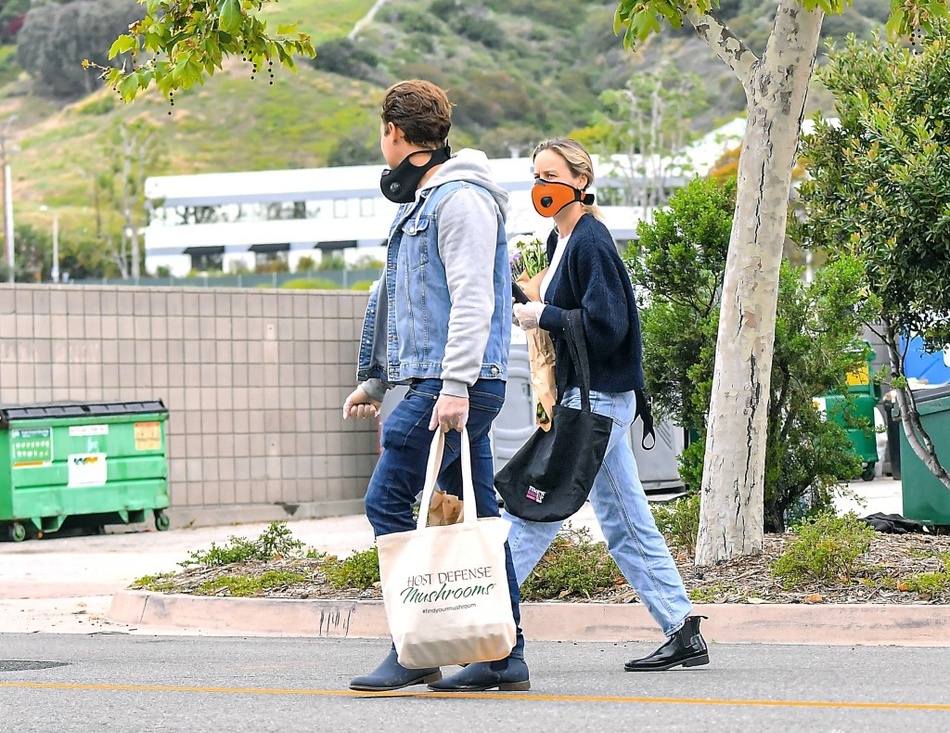 组图:"惊奇队长"拉尔森休闲出行时髦亮眼 戴橙色口罩抢眼