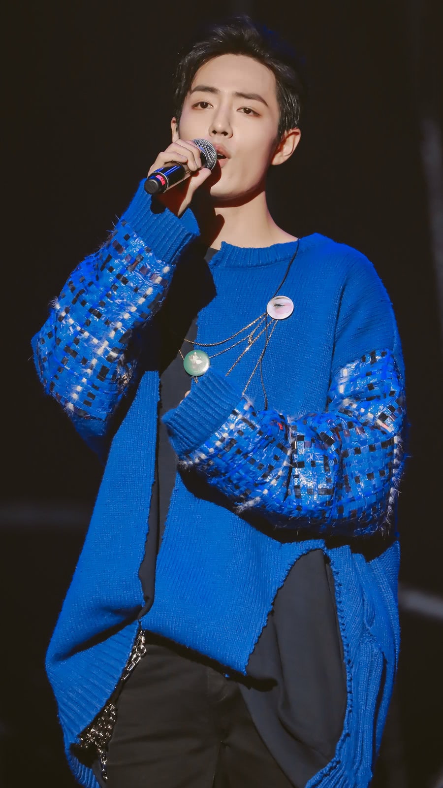 肖战穿长袖毛衣唱歌,有谁注意他的手指?网友:还不如不伸