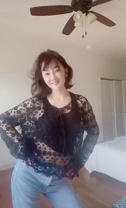 牛莉真是保养的太好了,看脸像是30岁,穿衣风格更像20岁