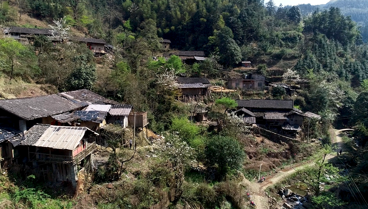 脱贫攻坚"瞰"广西|"搬进"新家 "搬走"贫困