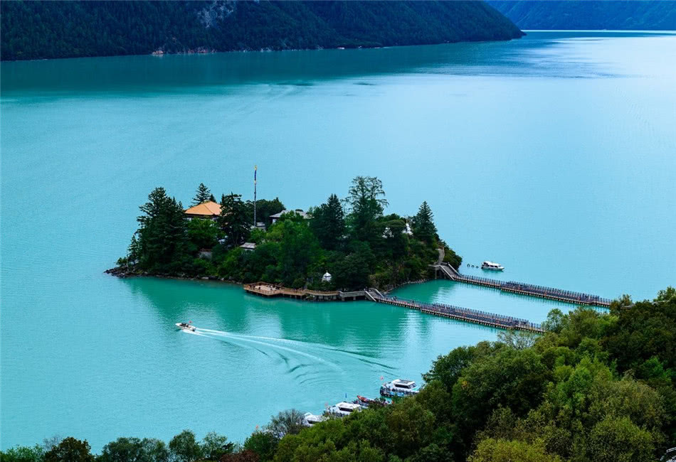 这座湖被称作"绿色的水",是当地居民心中的神湖,想不到这么美