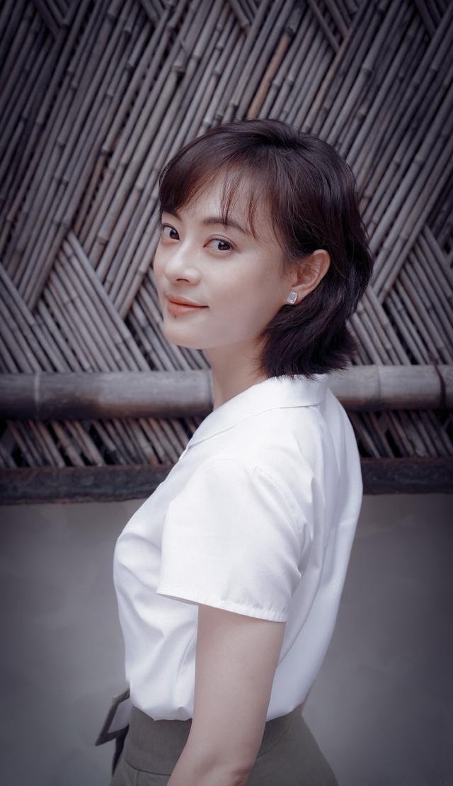 太可惜,孙俪又剪短发!穿露肩裙现身白玉兰,新发型好乖巧