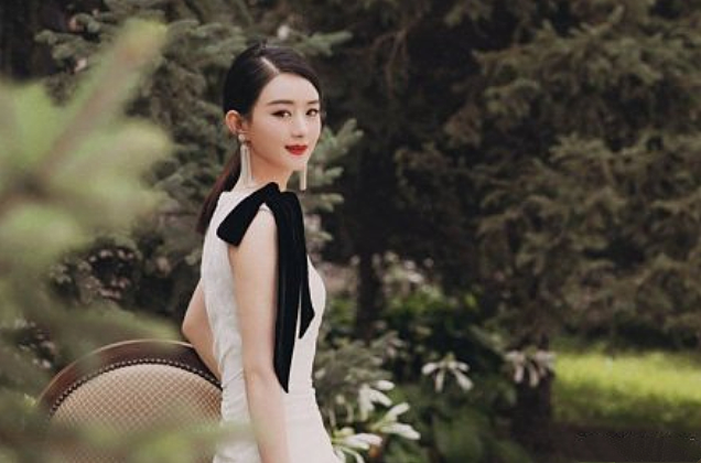 本以为产后的赵丽颖够美了,直到麦迪娜产后现身,这腿快上保险吧