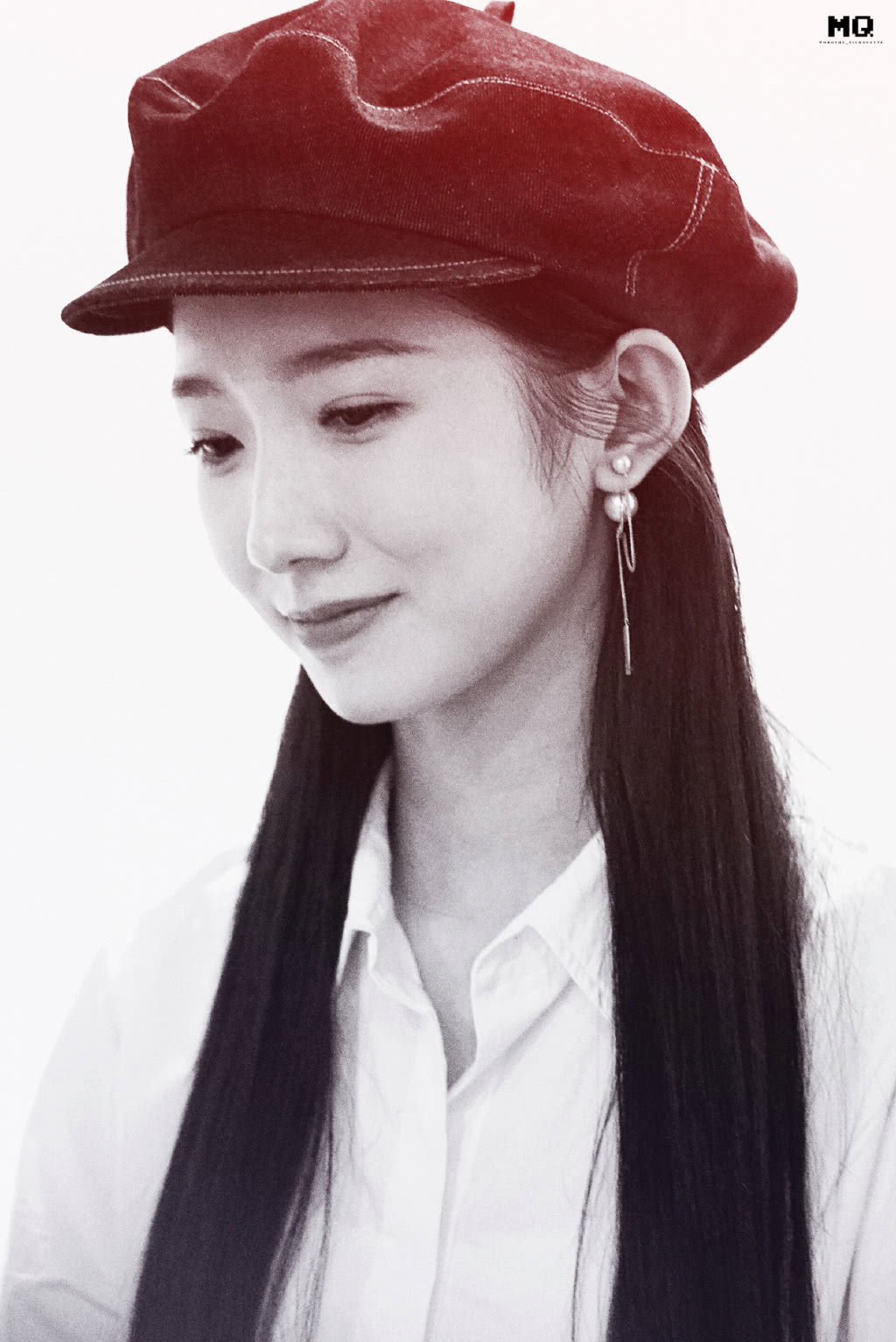 孟美岐高清壁纸,戴着贝雷帽复古范,低头一笑清新动人