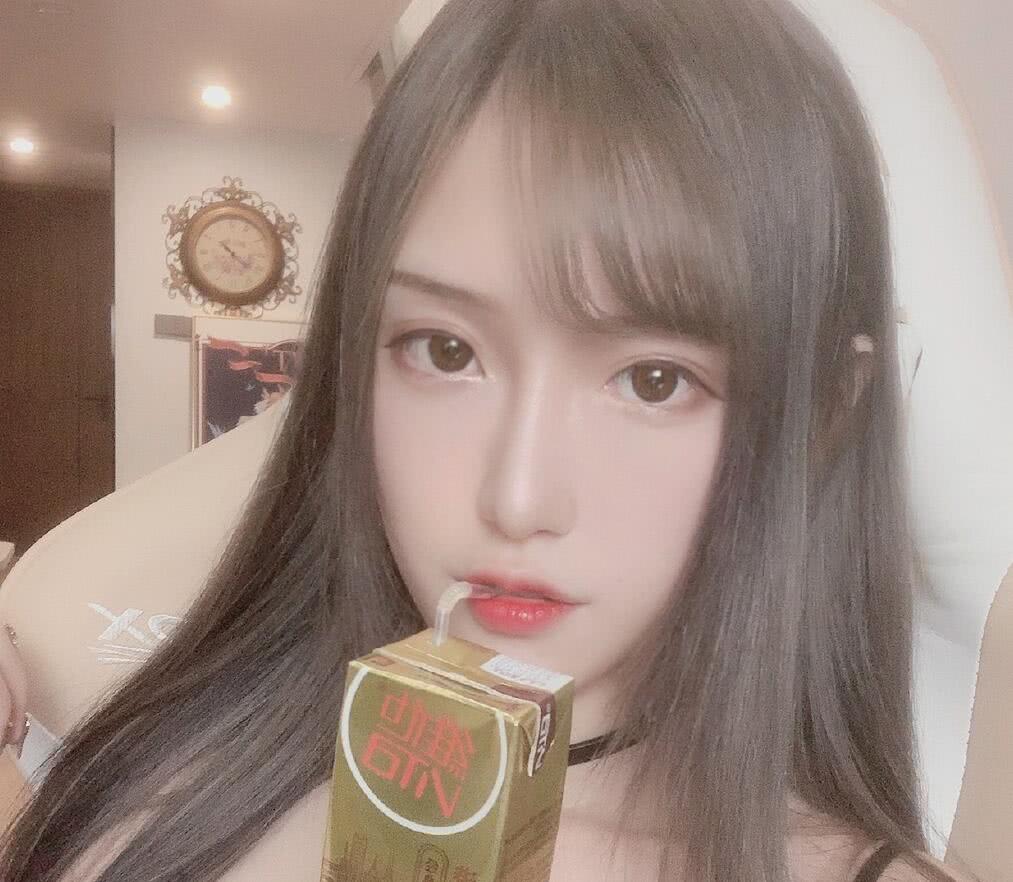 在前段时间的斗鱼嘉年华活动上,腐团儿也是惊喜亮相,不仅和粉丝亲切