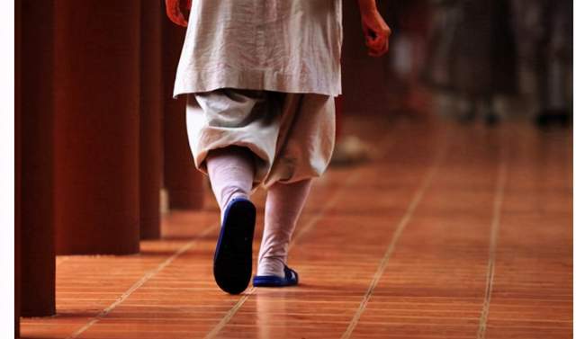 寂源法师13岁出家,23岁成最年轻住持,面容清秀不输小鲜肉