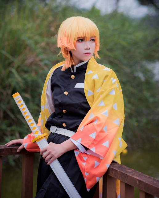 cosplay《鬼灭之刃》动漫角色我妻善逸,英气十足的cos小姐姐