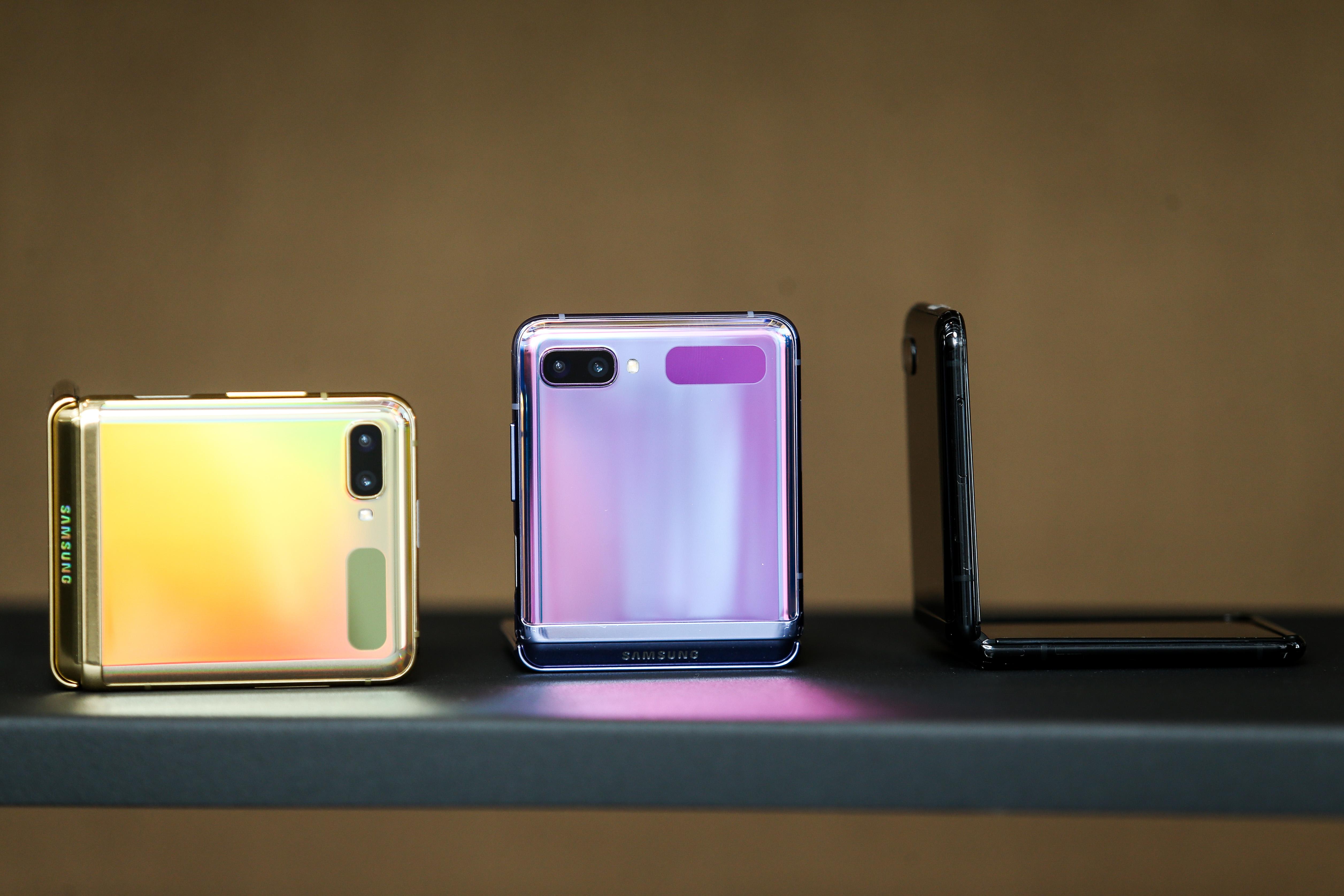 穷人终于也能玩高科技了!三星欲推廉价折叠屏手机:五千多就能拿下