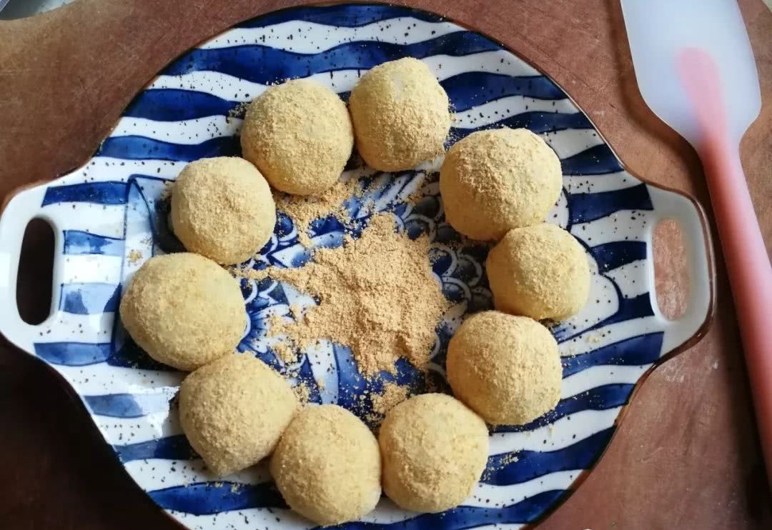 豆沙干吃圆子,黄豆粉里滚一滚,软糯又香甜,做法好简单