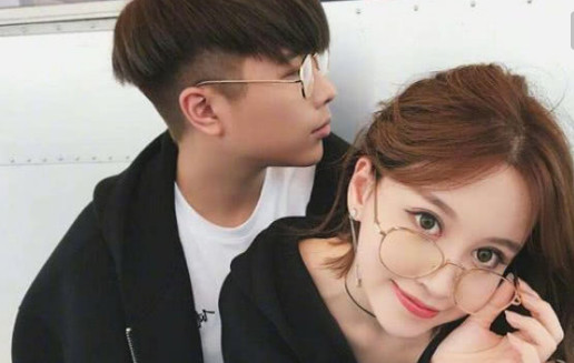 卢本伟女友穿水手服拍照,和两男生呈"漫画"效果,太不可思议!