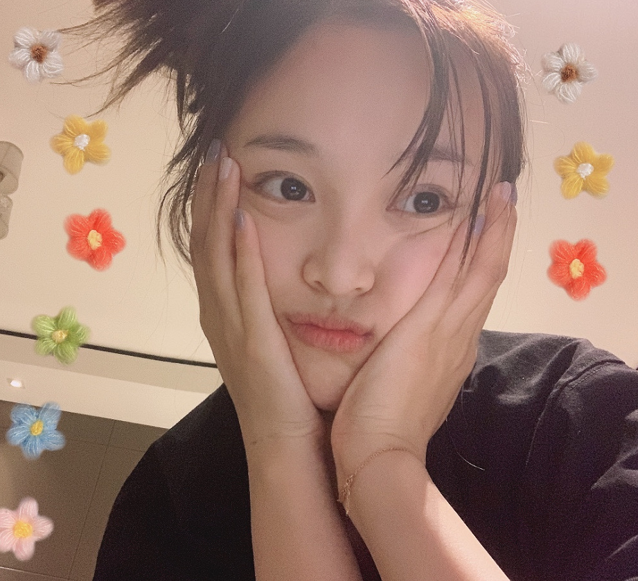 吴宣仪卸妆后,关滤镜自拍,看到她真实的素颜,也就和路人一样