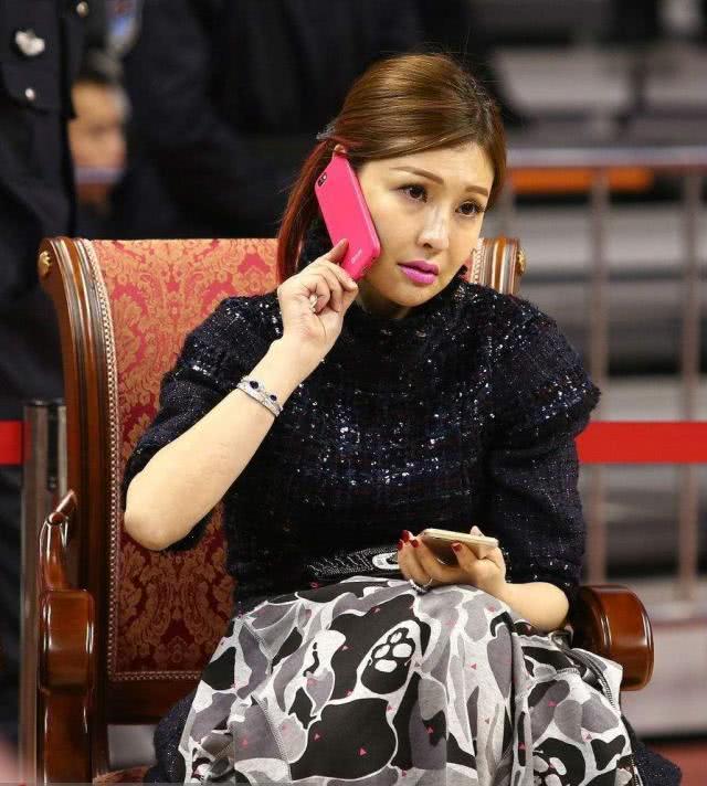 她是易建联的老板娘,给易建联2000万,年薪40岁老板娘身价40亿