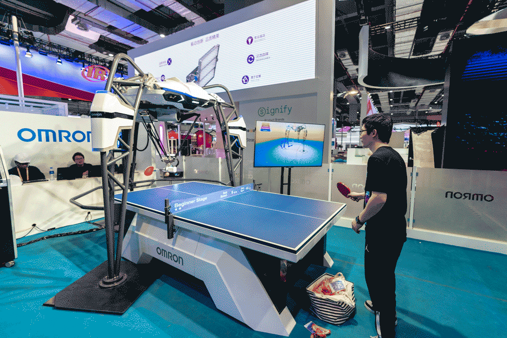 能打出旋转球了,进博会明星产品欧姆龙乒乓球机器人强势回归