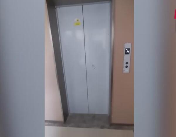 面板不全、按键失灵、突然坠梯……青岛锦绣城悦园16部电梯问题频发无一幸免