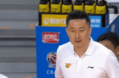 被造犯规后,胡明轩目瞪口呆不敢信,表情包请收好!