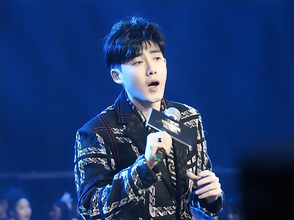 张睿穿格纹西装帅气有型 深情献歌唱作俱佳全能范儿