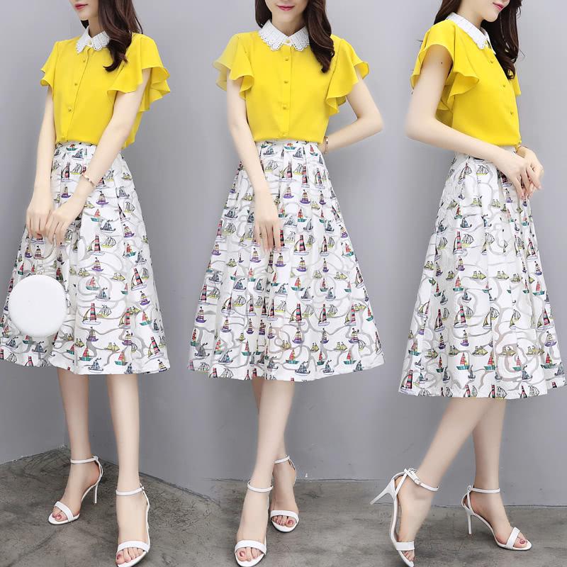 黄色雪纺上衣搭配碎花半裙,优雅中透入着小小的俏皮