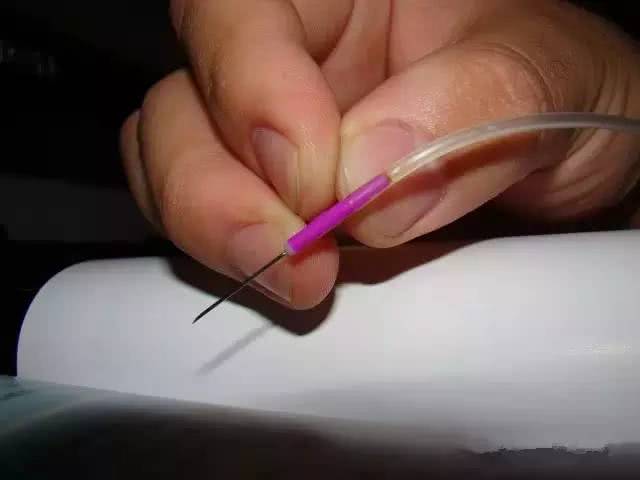 第二种,拇指食指上下抓取针杆.