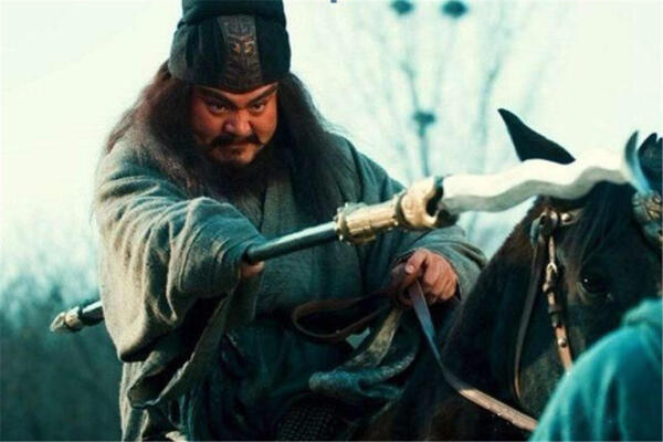 曹操率轻骑追击刘备,在当阳长阪追上了,刘备抛妻弃子先撤退,张飞领二