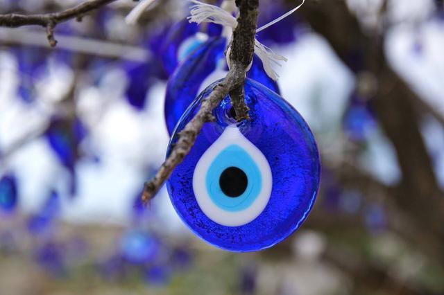 在土耳其有种蓝眼睛挂链,它丢在路上也不要捡,捡起来是不吉利的